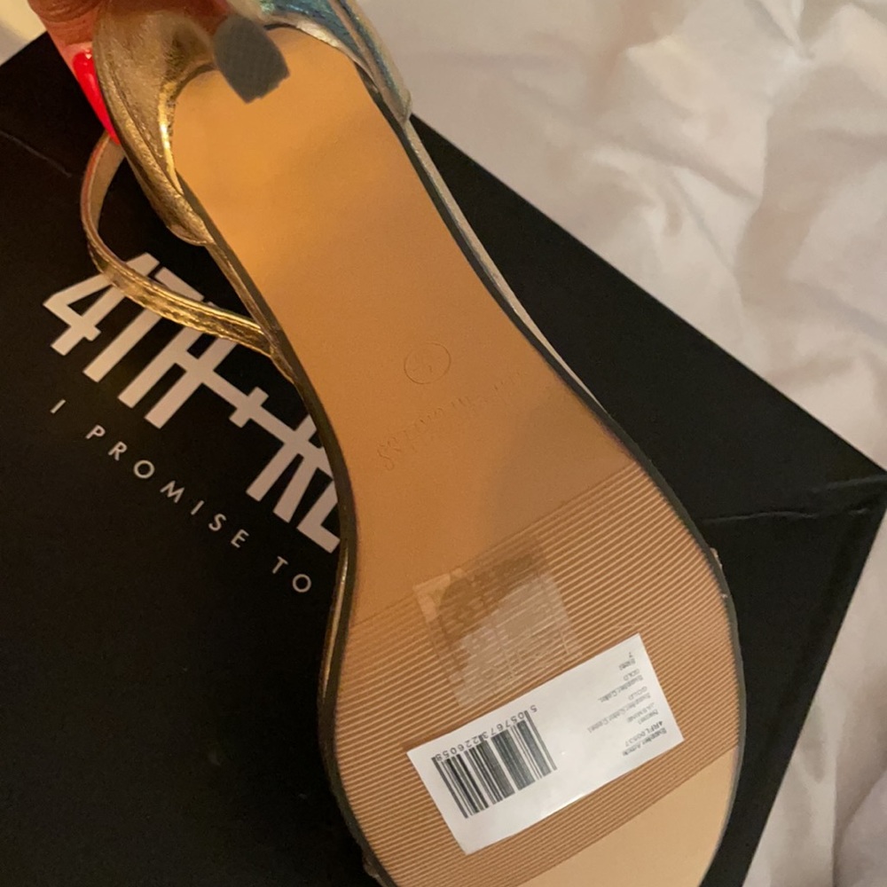 Basic gold heels - Picture 4 of 6